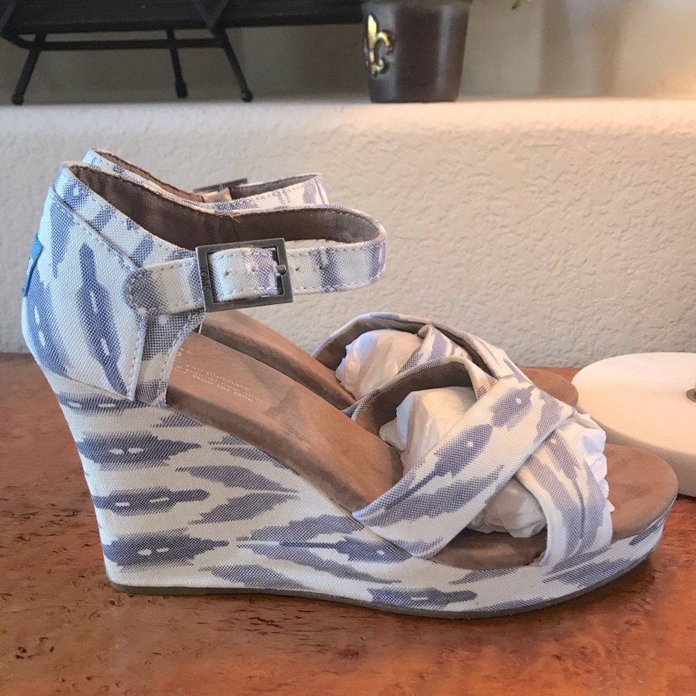 TOMS strappy wedge Ikat 8 great condition!